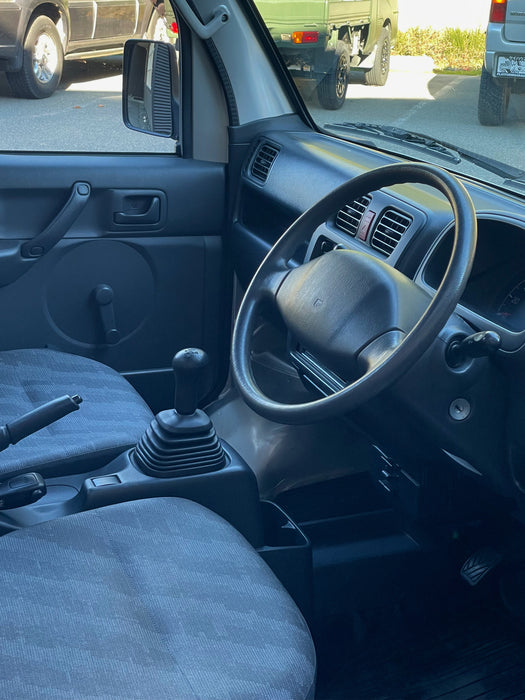 2008 Suzuki Carry: 4WD, low KM, silver